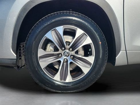 Used 2023 Toyota Highlander XLE FWD image 27