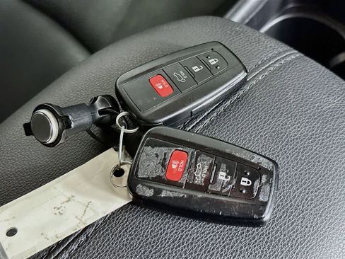 Used 2021 Toyota RAV4 XLE Premium AWD/4WD image 22