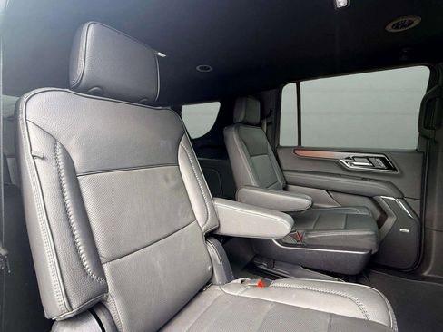 Used 2025 GMC Yukon XL Denali AWD/4WD image 9