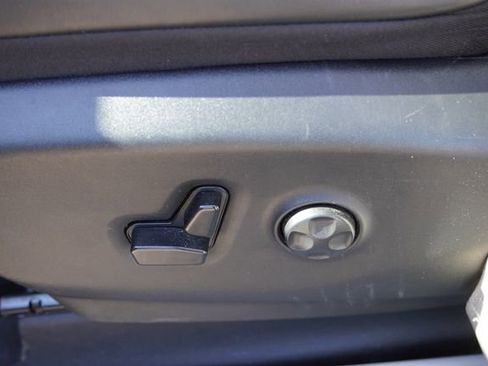 Used 2023 Chrysler Pacifica Limited FWD image 28