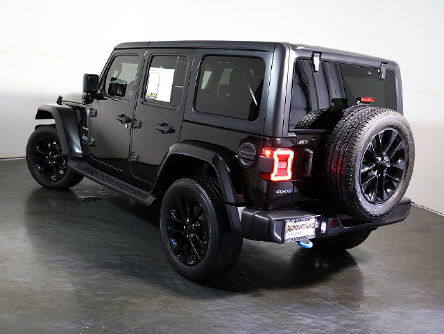 Used 2023 Jeep Wrangler Unlimited Sahara w/ Cold Weather Group AWD/4WD image 2