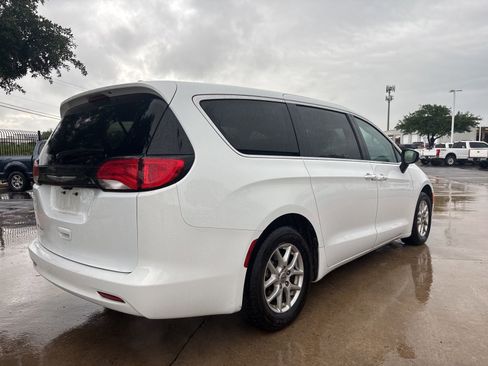 Used 2023 Chrysler Voyager LX FWD image 3