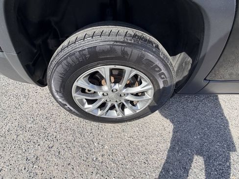 Used 2019 Jeep Cherokee Latitude Plus w/ Cold Weather Group AWD/4WD image 41