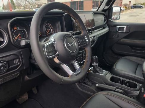 Used 2024 Jeep Wrangler Unlimited Sahara AWD/4WD image 15