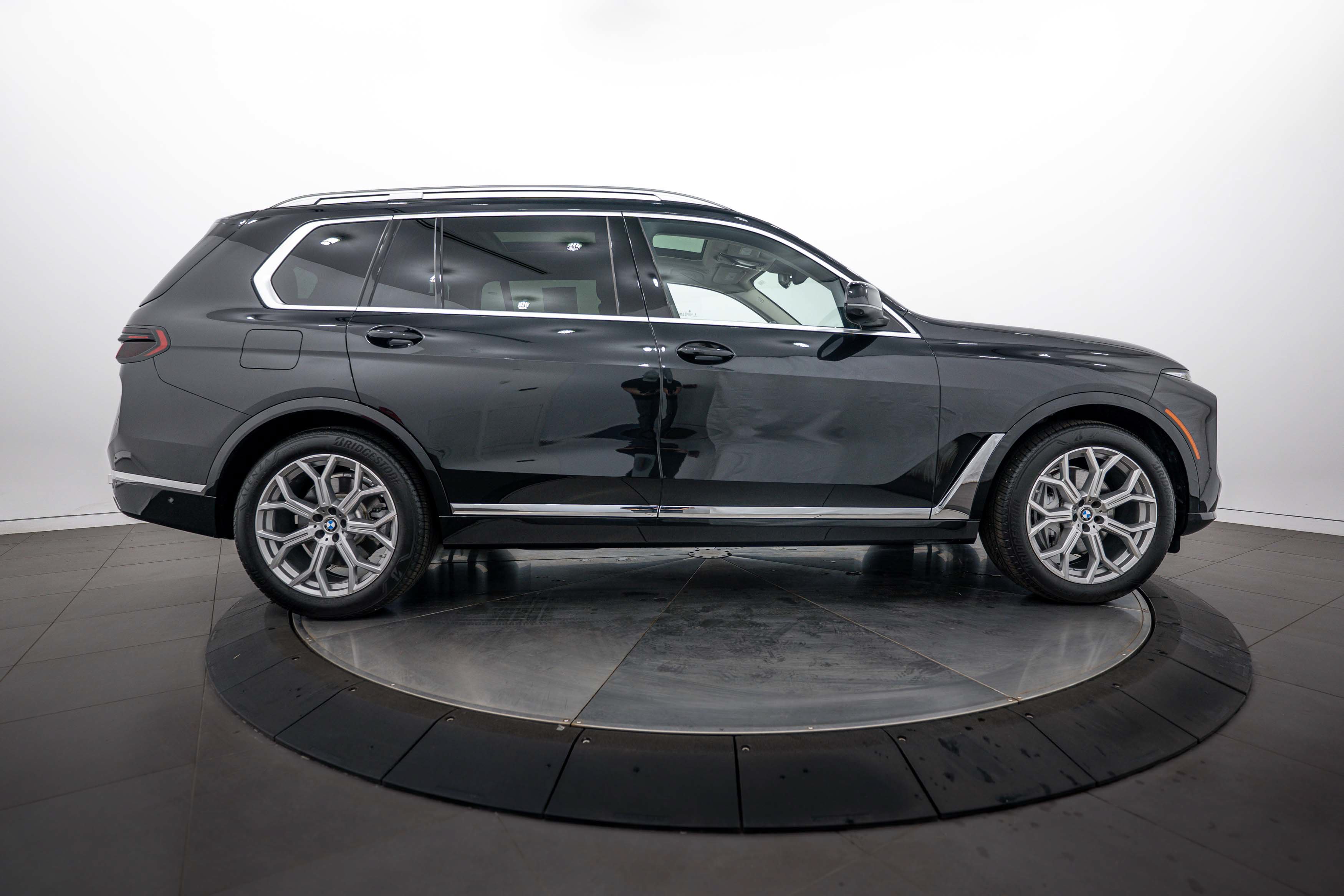 Used 2025 BMW X7 xDrive40i w/ Premium Package AWD/4WD image 9