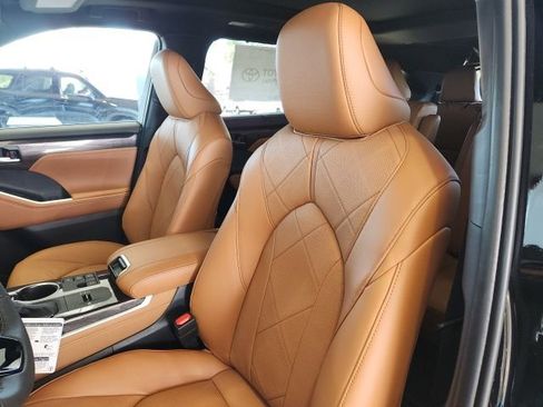 New 2026 Toyota Highlander Platinum image 15