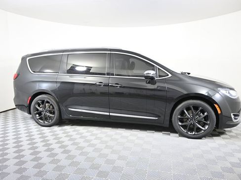 Used 2017 Chrysler Pacifica Limited FWD image 8