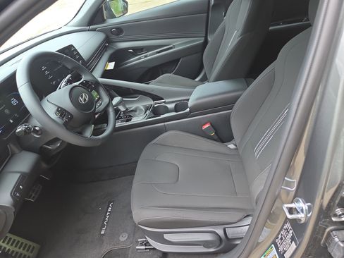 New 2026 Hyundai Elantra SEL Sport FWD image 4