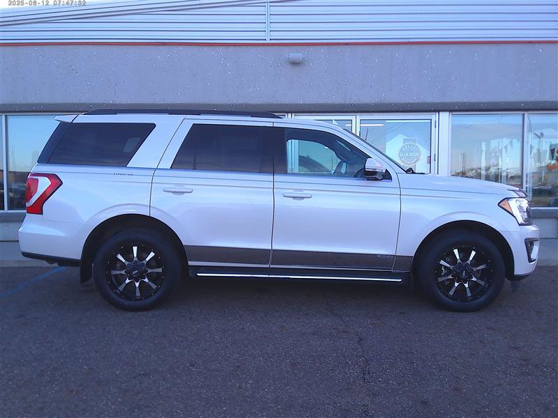 Used 2019 Ford Expedition XLT w/ Equipment Group 202A AWD/4WD image 4