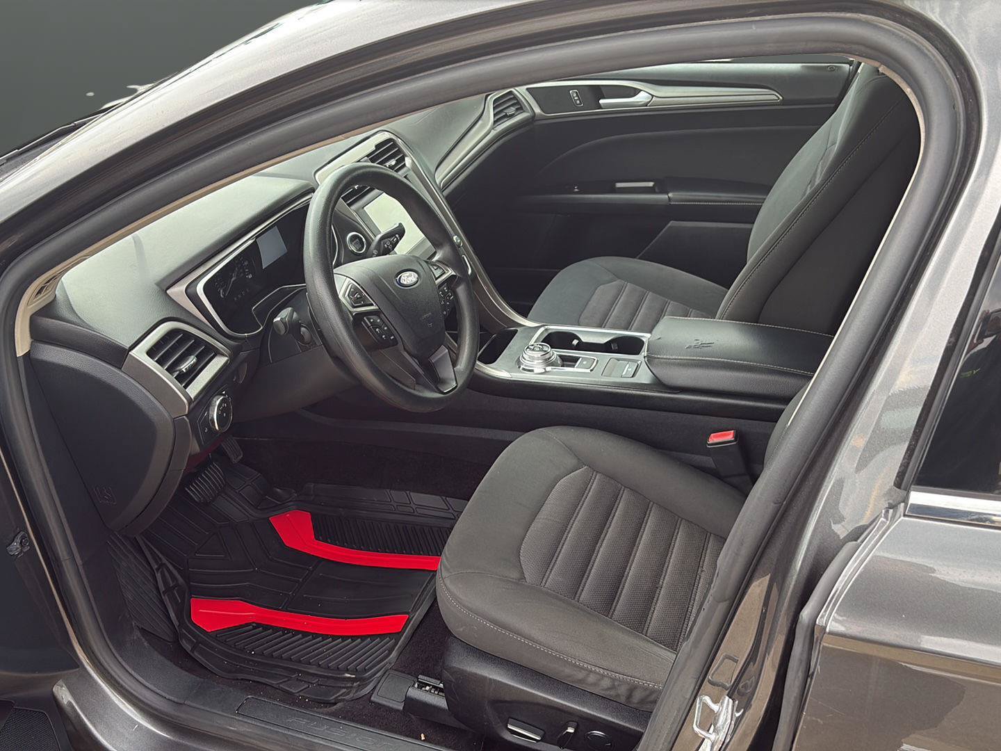 Used 2017 Ford Fusion SE w/ Fusion SE Technology Package FWD image 9