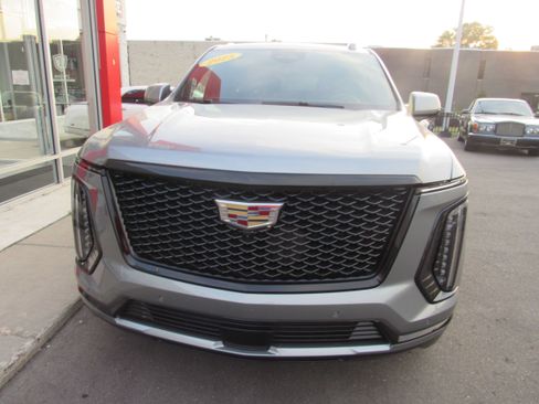 Used 2025 Cadillac Escalade ESV Sport w/ Touring Package AWD/4WD image 3