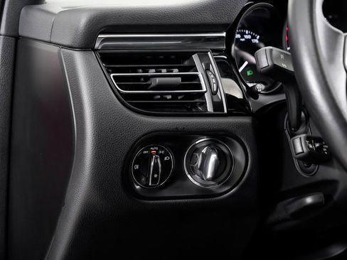 Used 2024 Porsche Macan image 11