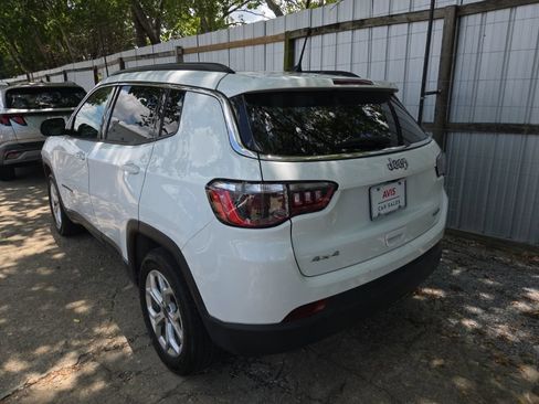 Used 2025 Jeep Compass Latitude w/ Sun & Sound Group AWD/4WD image 8