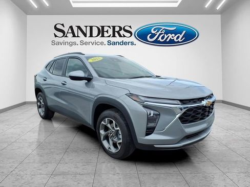 Used 2025 Chevrolet Trax LT FWD image 1