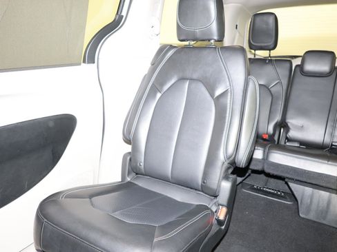 Used 2024 Chrysler Pacifica Touring-L FWD image 12
