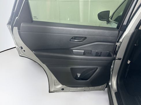 Used 2024 Nissan Pathfinder S image 25