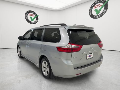 Used 2020 Toyota Sienna LE FWD image 3