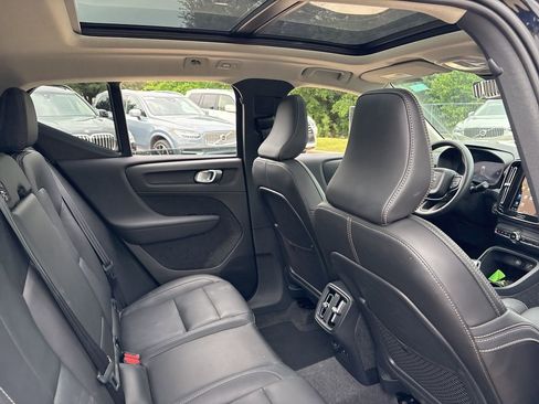 Used 2025 Volvo XC40 B5 Plus image 12