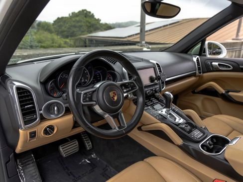 Used 2016 Porsche Cayenne AWD/4WD image 4