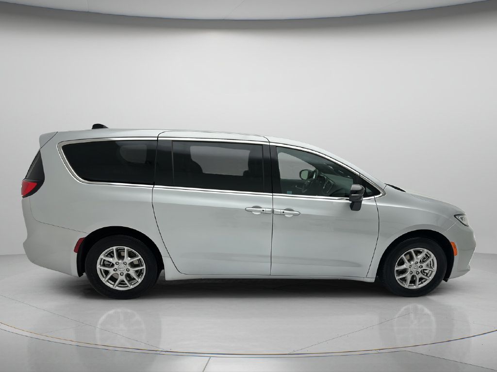 Used 2026 Chrysler Pacifica Select FWD image 4