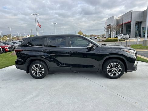 Certified 2024 Toyota Highlander XLE image 11