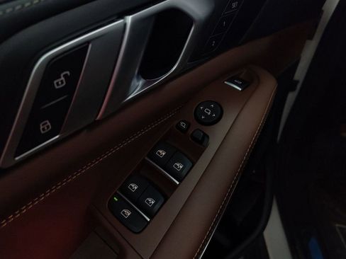 Used 2025 BMW X5 xDrive50e image 12