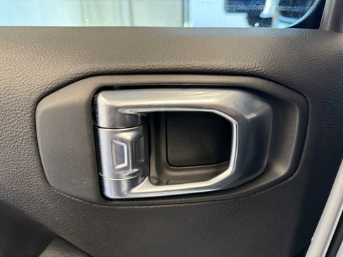 Used 2023 Jeep Wrangler Sahara image 22