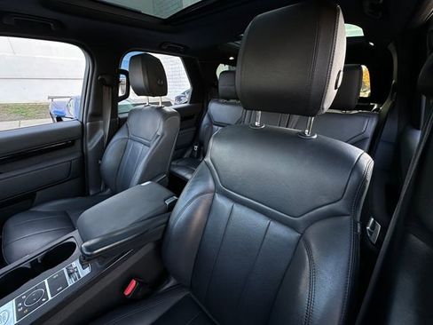 Used 2019 Land Rover Discovery SE image 12