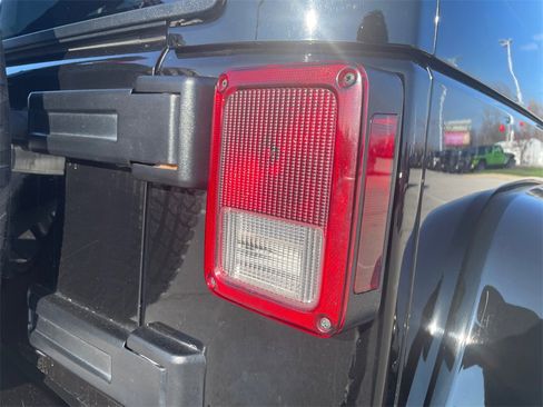 Used 2012 Jeep Wrangler Unlimited Sahara image 35