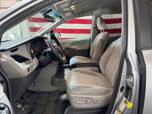 Used 2017 Toyota Sienna LE AWD/4WD image 9
