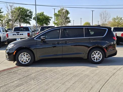 New 2026 Chrysler Pacifica Select image 2