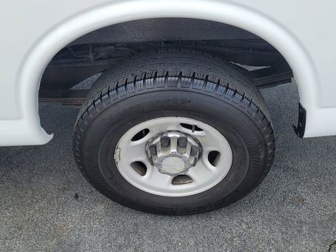 Used 2017 GMC Savana 2500 RWD image 8