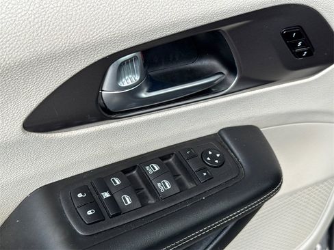 Used 2023 Chrysler Pacifica Touring-L image 23