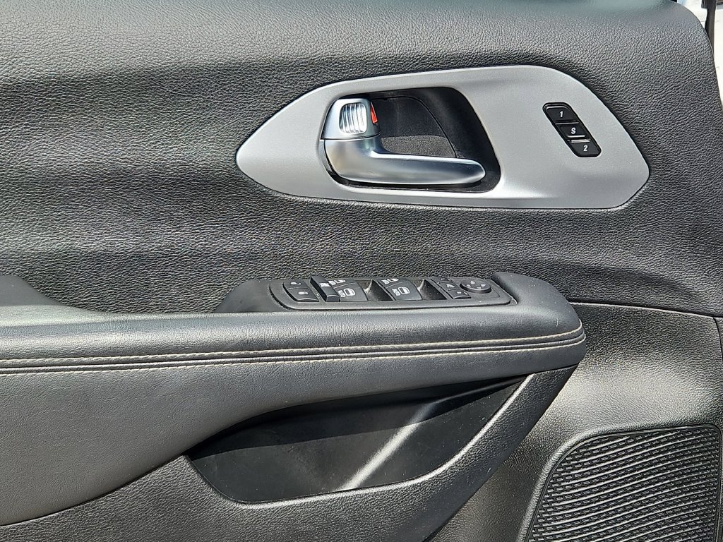 Used 2025 Chrysler Pacifica Limited FWD image 11