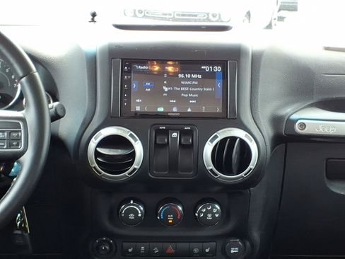 Used 2016 Jeep Wrangler Rubicon w/ Power Convenience Group AWD/4WD image 13