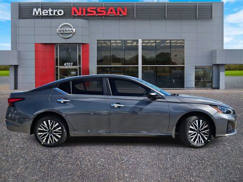 New 2025 Nissan Altima 2.5 SV image 2