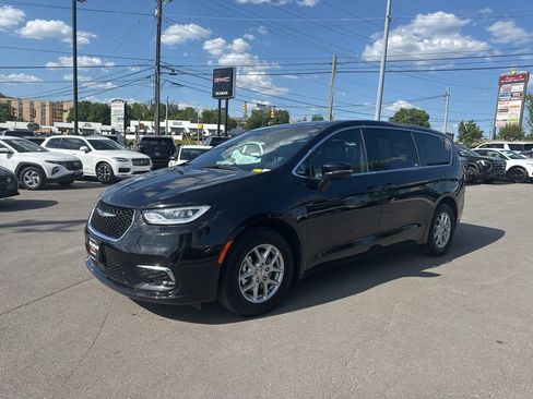 Used 2025 Chrysler Pacifica Select FWD image 3