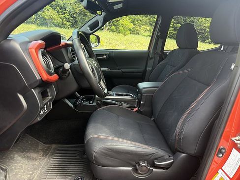 Used 2016 Toyota Tacoma TRD Sport w/ Towing Package AWD/4WD image 11