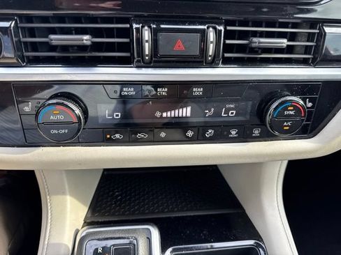 Used 2023 Nissan Pathfinder SV AWD/4WD image 23