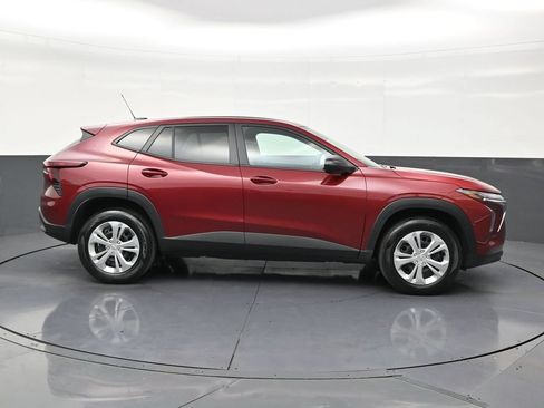 Used 2025 Chevrolet Trax LS FWD image 7