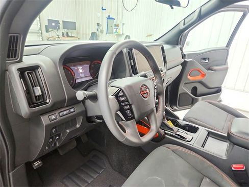 Used 2025 Nissan Frontier PRO-4X image 18