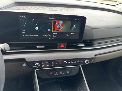 Used 2025 Kia Carnival EX image 18