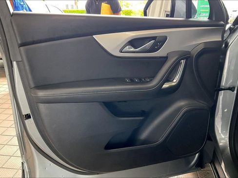 Used 2025 Chevrolet Blazer LT FWD image 2