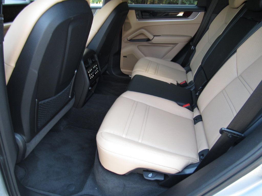 Certified 2025 Porsche Cayenne E-Hybrid AWD/4WD image 15