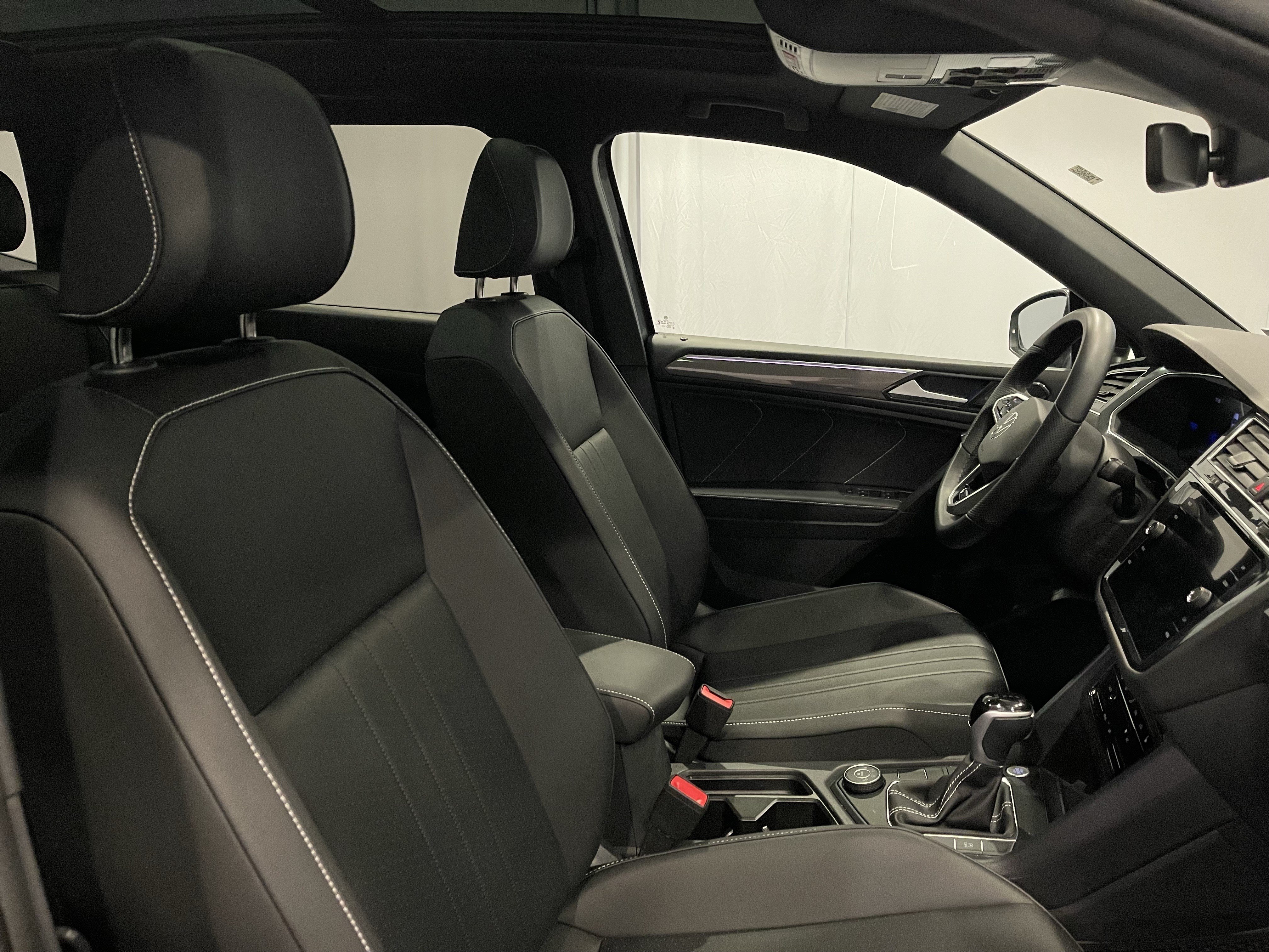 Used 2024 Volkswagen Tiguan SE R-Line AWD/4WD image 15