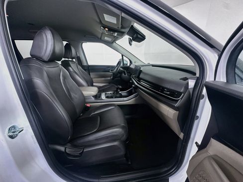 Used 2025 Kia Carnival FWD image 32