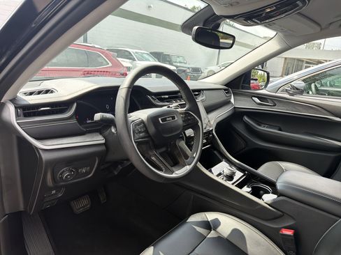 Used 2023 Jeep Grand Cherokee L Limited w/ Black Appearance Package AWD/4WD image 8