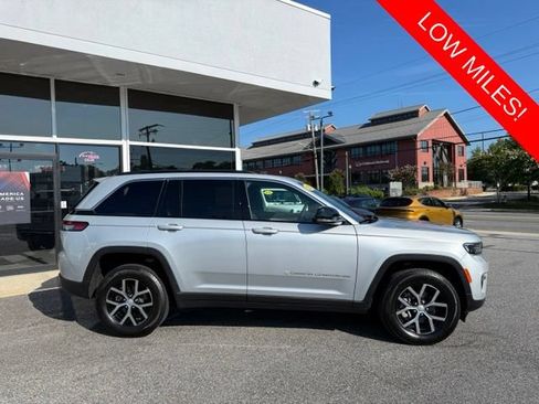 Used 2025 Jeep Grand Cherokee Limited w/ Luxury Tech Group II AWD/4WD image 4