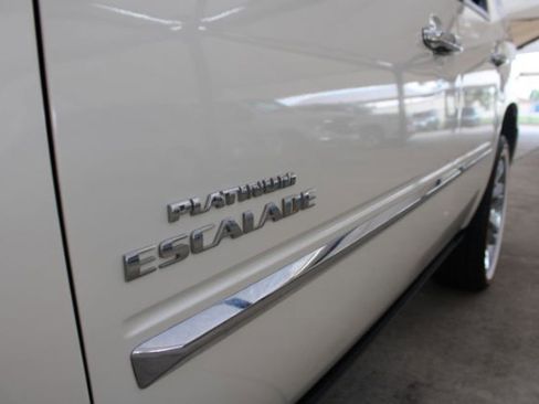 Used 2011 Cadillac Escalade Platinum image 15