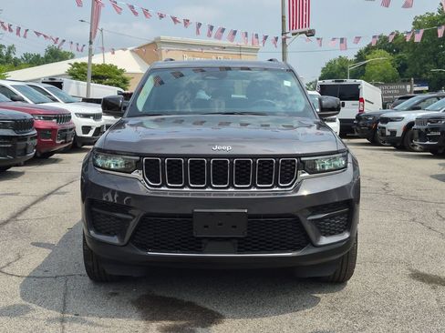 Used 2023 Jeep Grand Cherokee Laredo w/ Luxury Tech Group I AWD/4WD image 3